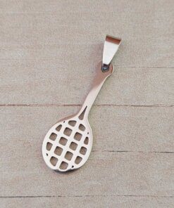 DIJE DE ACERO RAQUETA DE TENNIS CALADA. MEDIDAS 13 X 35 MM
