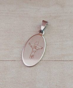 DIJE DE ACERO MEDALLA OVALADA GRABADA CRUZ C/CRISTO. MEDIDAS 16 X 30 MM
