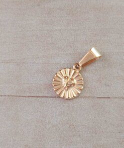 DIJE DE ACERO DORADO MEDALLA 12 MM CON CORAZÓN Y RAYOS.