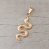 DIJE DE ACERO DORADO VÍBORA. MEDIDAS 18 X 37 MM