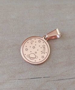 DIJE DE ACERO ROSÉ MEDALLA 18 MM CON SATURNO, LUNA Y ESTRELLAS GRABADAS.