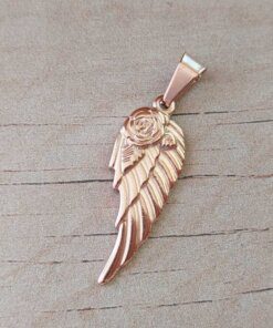 DIJE DE ACERO ROSÉ ALA CON ROSA. 13 X 35 MM