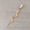 DIJE DE ACERO DORADO VÍBORA. MEDIDAS 10 X 45 MM