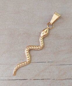 DIJE DE ACERO DORADO VÍBORA. MEDIDAS 10 X 45 MM
