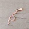 DIJE DE ACERO ROSÉ VÍBORA. MEDIDAS 12 X 37 MM