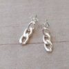 ARO DE ACERO BLANCO CON FRU FRU Y CADENA COLGANTE GRUMET. LARGO TOTAL 20 MM