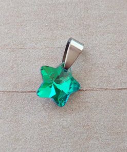 DIJE DE ACERO ESTRELLA 14 MM DE ACRÍLICO VERDE TORNASOLADO.