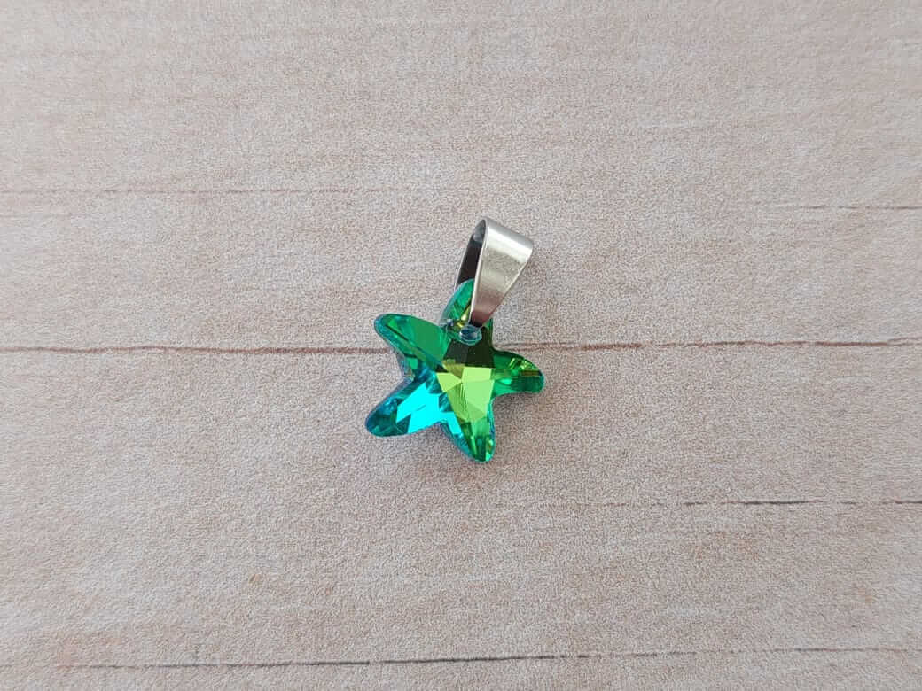 DIJE DE ACERO ESTRELLA DE MAR 16 MM DE ACRÍLICO VERDE TORNASOLADO.