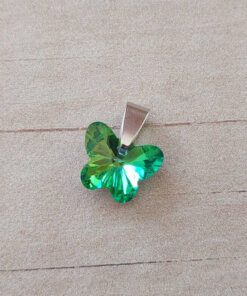 DIJE DE ACERO MARIPOSA 15 MM X 12 MM DE ACRÍLICO VERDE TORNASOLADO.