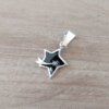 DIJE DE ACERO BLANCO ESTRELLA 15 MM ESMALTADA EN NEGRO CON STRASS.