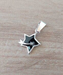 DIJE DE ACERO BLANCO ESTRELLA 15 MM ESMALTADA EN NEGRO CON STRASS.