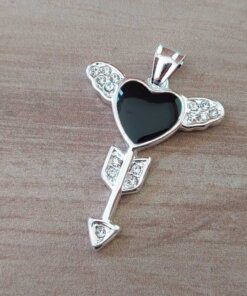 DIJE DE ACERO BLANCO CORAZÓN ESMALTADO NEGRO, ALAS Y FLECHA CON STRASS. MEDIDA 33 X 40 MM
