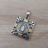 DIJE DE ACERO MEDALLA CUADRADA SAN BENITO 25 MM COMBINADO CON DORADO.