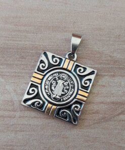 DIJE DE ACERO MEDALLA CUADRADA SAN BENITO 25 MM COMBINADO CON DORADO.