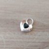 DIJE DE ACERO BLANCO CORAZÓN PASACADENA CON CORAZÓN ESMALTADO NEGRO. MEDIDAS 15 X 18 MM