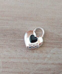 DIJE DE ACERO BLANCO CORAZÓN PASACADENA CON CORAZÓN ESMALTADO NEGRO. MEDIDAS 15 X 18 MM