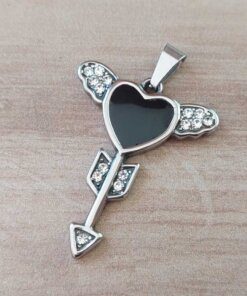 DIJE DE ACERO CORAZÓN ESMALTADO NEGRO, ALAS Y FLECHA CON STRASS. MEDIDA 33 X 40 MM