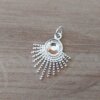 DIJE DE ACERO BLANCO STRASS 10 MM CON RAYOS INFERIORES. MEDIDAS 20 X 25 MM