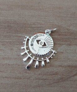 DIJE DE ACERO BLANCO MEDALLA CON OJO Y STRASS BLANCO. MEDIDAS 20 X 25 MM