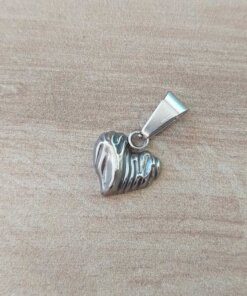 DIJE DE ACERO CORAZÓN SEMI BOMBÉ CON RAYAS EN RELIEVE. MEDIDA 13 MM