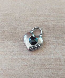 DIJE DE ACERO CORAZÓN PASACADENA CON CORAZÓN ESMALTADO NEGRO. MEDIDAS 15 X 18 MM