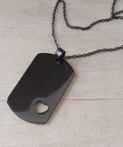 COLGANTE DE ACERO NEGRO CADENA ESLABÓN ESPEJITO 0.4 CON DIJE DIJE RECTANGULAR 24 X 40 MM C/CORAZÓN CALADO, PARA GRABAR, PULIDO AMBAS CARAS Y 2 MM DE ESPESOR. LARGO CADENA 50 CM.