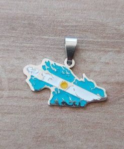 DIJE DE ACERO ISLAS MALVINAS ESMALTADA BANDERA ARGENTINA. 32 X 20 MM