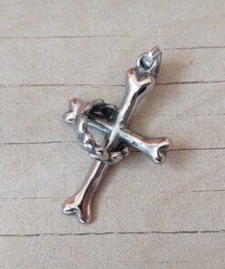 DIJE DE ACERO CRUZ CON ANILLO DE CORAZONES. 25 X 35 MM