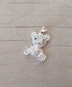 DIJE DE ACERO BLANCO OSITO SENTADO CON STRASS BLANCO. MICRO PAVE. MEDIDAS APROX 15 X 14 MM