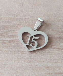 DIJE DE ACERO 15 AÑOS DENTRO DE CORAZÓN CALADO. MEDIDA 17 X 21 MM