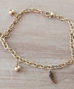 PULSERA DE ACERO DORADO ESLABÓN TIFFANY CON ALAS Y BOLITAS COLGANTES. LARGO 18,5 CM