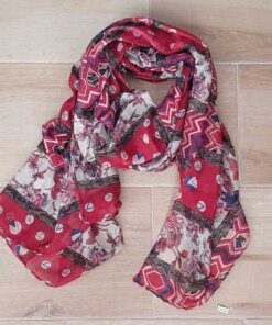 PASHMINA ESTAMPADA FONDO BORDO CON LUNARES, FLORES Y ZIG ZAG. MEDIDAS: 80 X 180 CM.