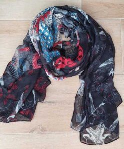 PASHMINA ESTAMPADA FONDO NEGRO CON AVES Y FLORES. MEDIDAS: 80 X 180 CM.