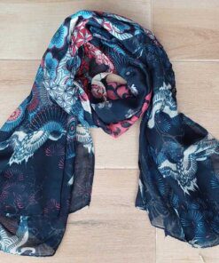 PASHMINA ESTAMPADA FONDO AZUL MARINO CON AVES Y FLORES. MEDIDAS: 80 X 180 CM.