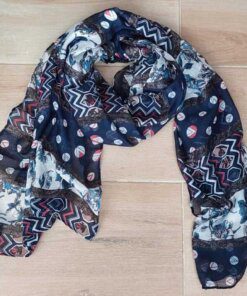 PASHMINA ESTAMPADA FONDO AZUL MARINO CON LUNARES, FLORES Y ZIG ZAG. MEDIDAS: 80 X 180 CM.