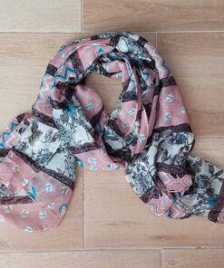 PASHMINA ESTAMPADA FONDO ROSA CON LUNARES, FLORES Y ZIG ZAG. MEDIDAS: 80 X 180 CM.