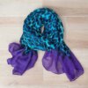 PASHMINA ESTAMPADA ANIMAL PRINT AZULADO CON EXTREMOS COLOR VIOLETA. 90 X 180 CM.