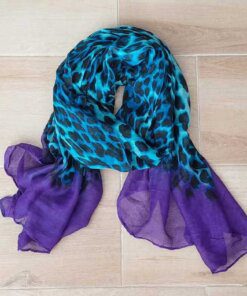 PASHMINA ESTAMPADA ANIMAL PRINT AZULADO CON EXTREMOS COLOR VIOLETA. 90 X 180 CM.