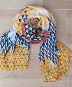 PASHMINA AMARILLA ESTAMPADA CON ROMBOS Y TRIÁNGULOS. MEDIDAS: 80 X 180