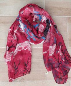 PASHMINA ESTAMPADA FONDO BORDO CON AVES Y FLORES. MEDIDAS: 80 X 180 CM.