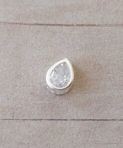 DIJE LAMINADO EN PLATA CUBIK LAGRIMA PASA CADENA COLOR BLANCO . TAMAÑO 7 X 9 MM