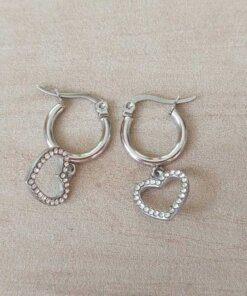 ARO DE ACERO ARGOLLA 15 MM CON DIJE DE CORAZÓN CALADO CON STRASS BLANCO