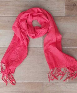 PASHMINA LISA CON FLECOS COLOR ROJO . 55 X 180 CM.