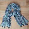 PASHMINA ESTAMPADA TONOS AZULES, BORLAS EN EXTREMOS. 90 X 180 CM.