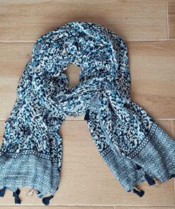 PASHMINA ESTAMPADA TONOS AZULES, BORLAS EN EXTREMOS. 90 X 180 CM.