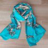 PASHMINA RASADA TURQUESA CON DIBUJOS BEIGE . 85 X 180 CM.