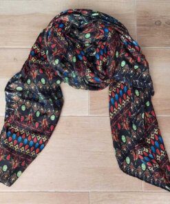 PASHMINA  ESTAMPADA FONDO NEGRO Y DIBUJOS MULTICOLOR 90 X 180 CM.