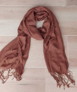 PASHMINA LISA CON FLECOS COLOR MARRÓN . 55 X 180 CM.