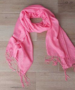 PASHMINA LISA CON FLECOS COLOR ROSA CHICLE . 55 X 180 CM.