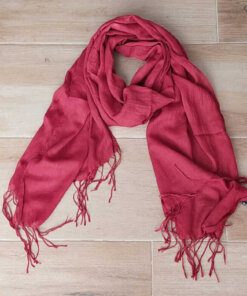 PASHMINA LISA CON FLECOS COLOR BORDO . 55 X 180 CM.